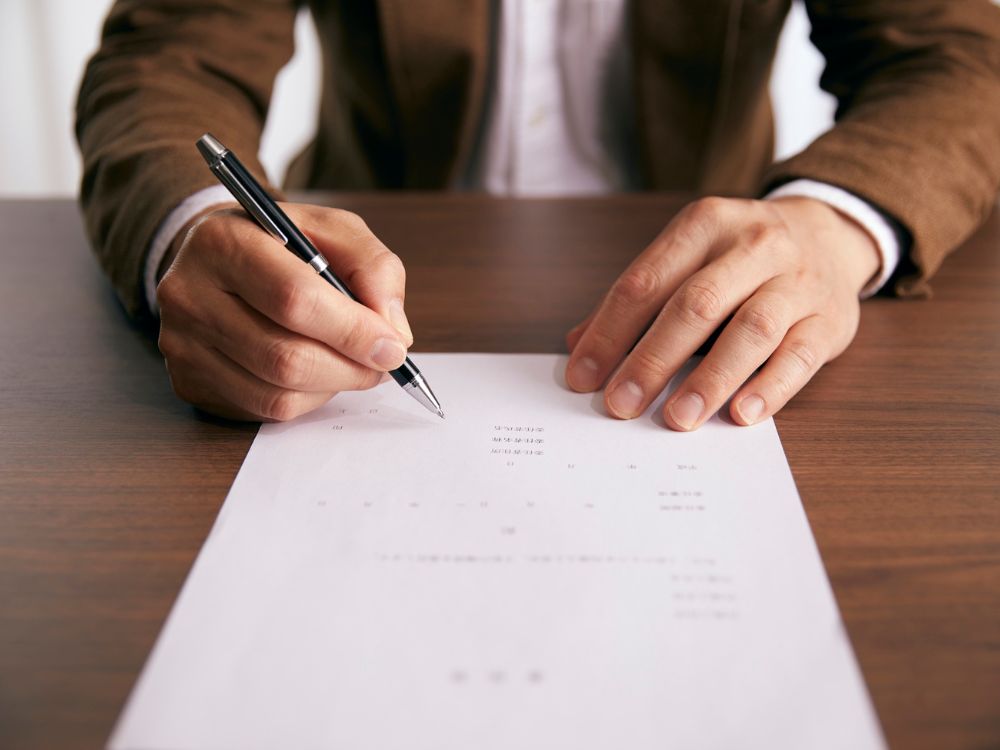 Como fazer um contrato de móveis para marcenaria