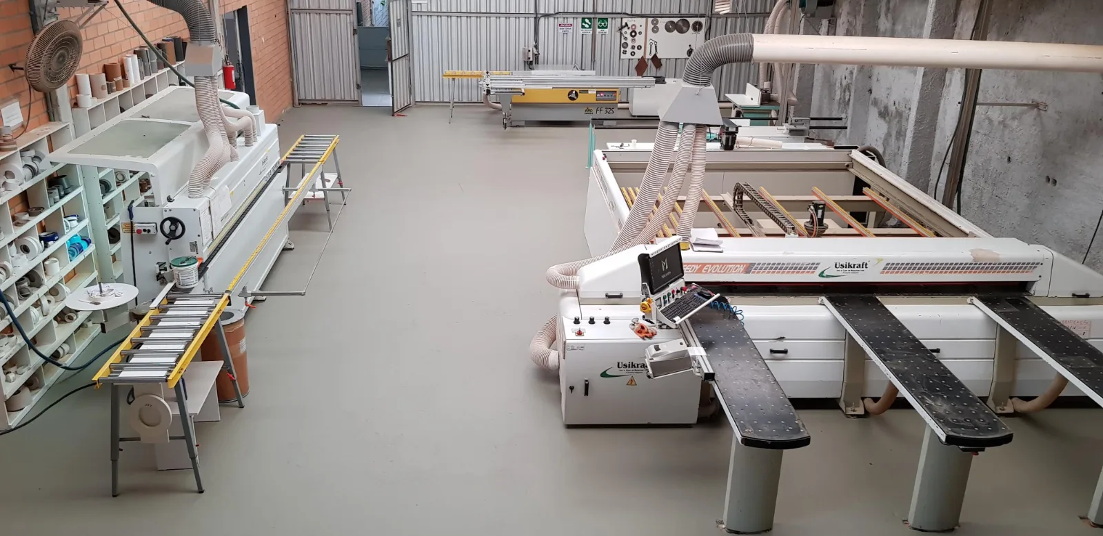 Máquinas em operação na fábrica da Miranda Móveis