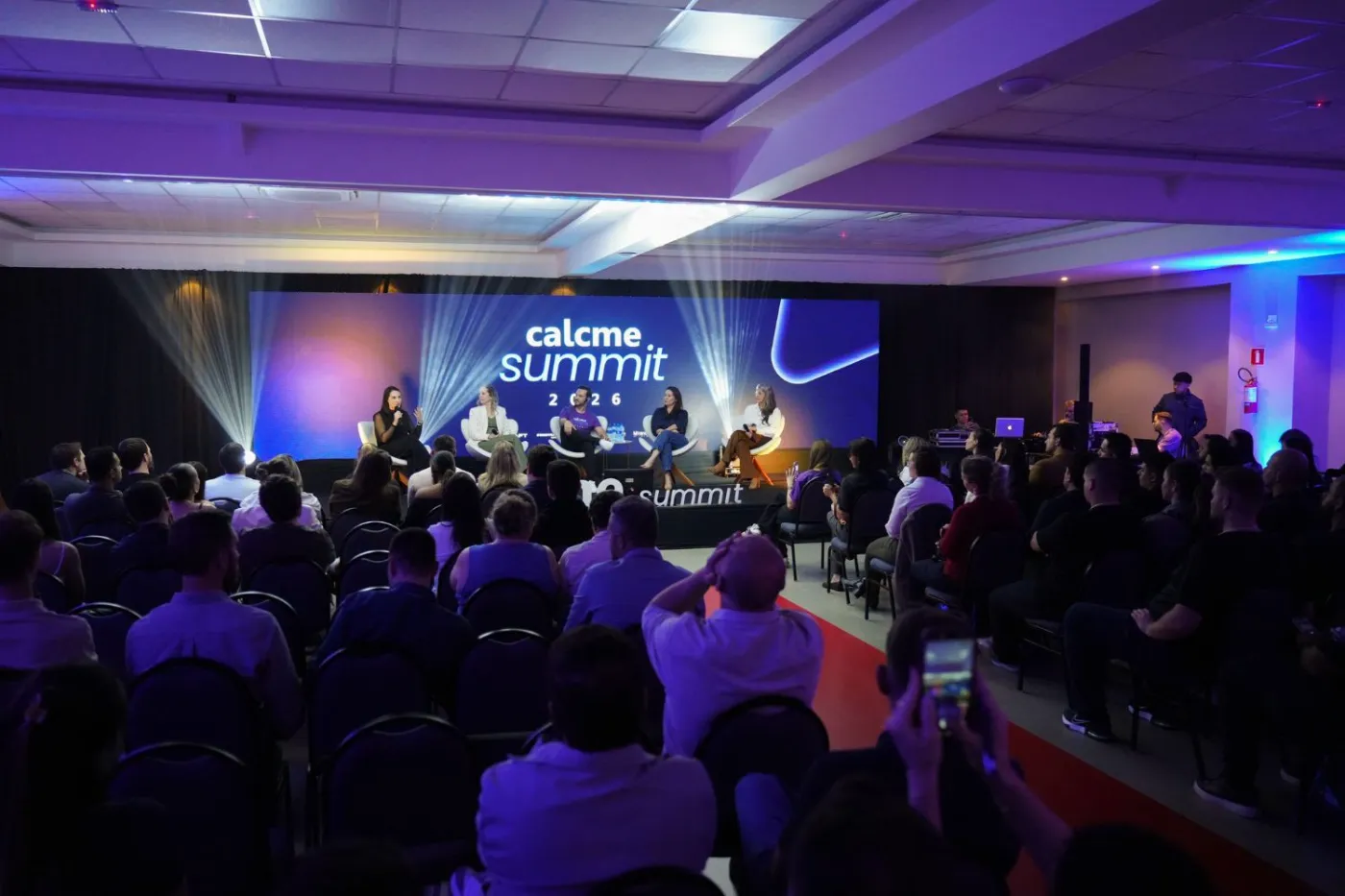 Painel no palco do 1º Calcme Summit, em 2026, com plateia do setor moveleiro